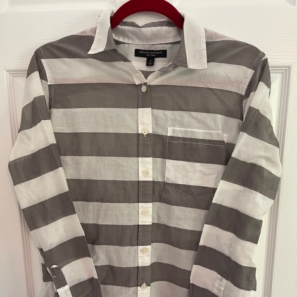Banana Republic Soft Wash Gray White stripes size Small